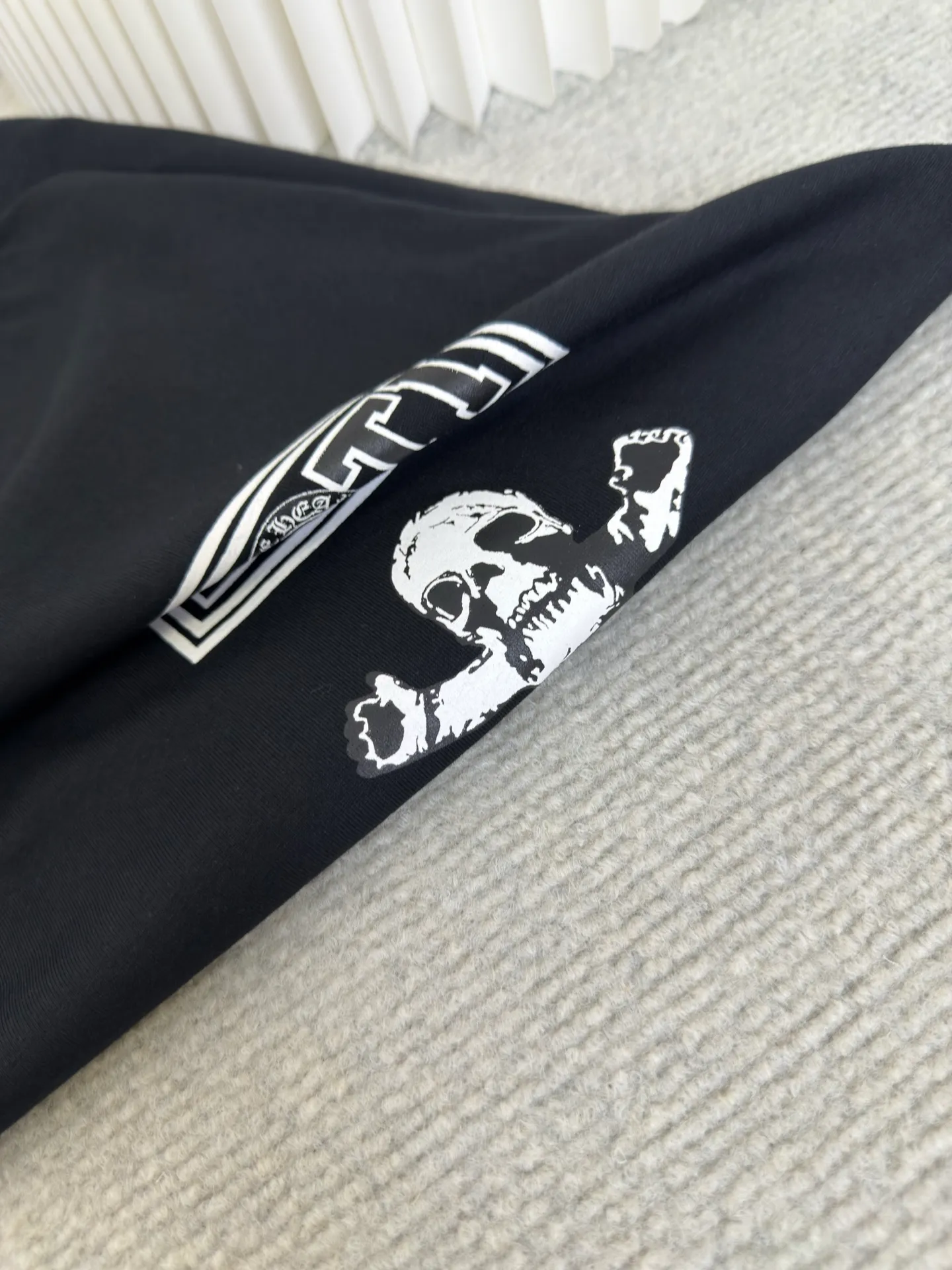 P290 Chrome Heart skull colorful printed long sleeves. The fabric is made of 26-woven 220g cotton. The printing is printed with thermosetting ink. Customized accessories. Size S M L